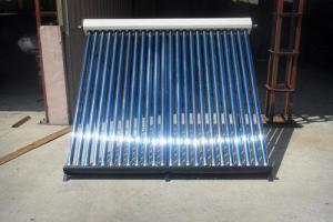 Pressurized solar collector with heat pipe